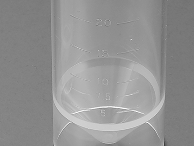 管體表面刻度清晰，方便觀察，準確度±2%