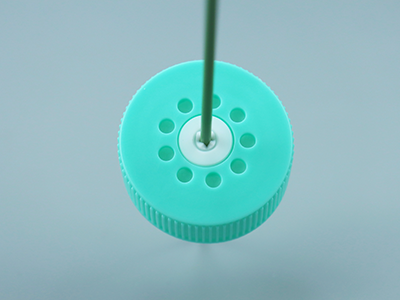 管蓋穿刺口帶十字形切口設(shè)計，可反復(fù)閉合，無需開蓋取樣、加液，降低污染風(fēng)險